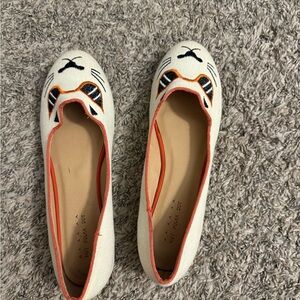 Playful Cat Design Flats in Cream and Orange